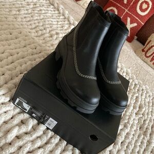 Sorel Chelsea Joan Black Ankle Boots with Contrast Stitching